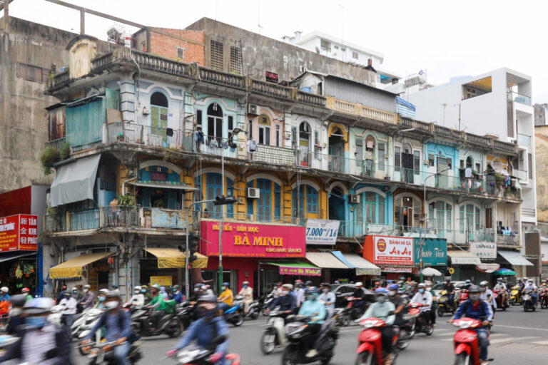 Một chung cư cũ tại TP HCM được xây dựng từ trước năm 1975 đã bị xuống cấp nghiêm trọng. Ảnh:Quỳnh Trần